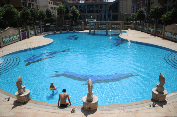 小区内的游泳池是夏天避暑的最佳去处